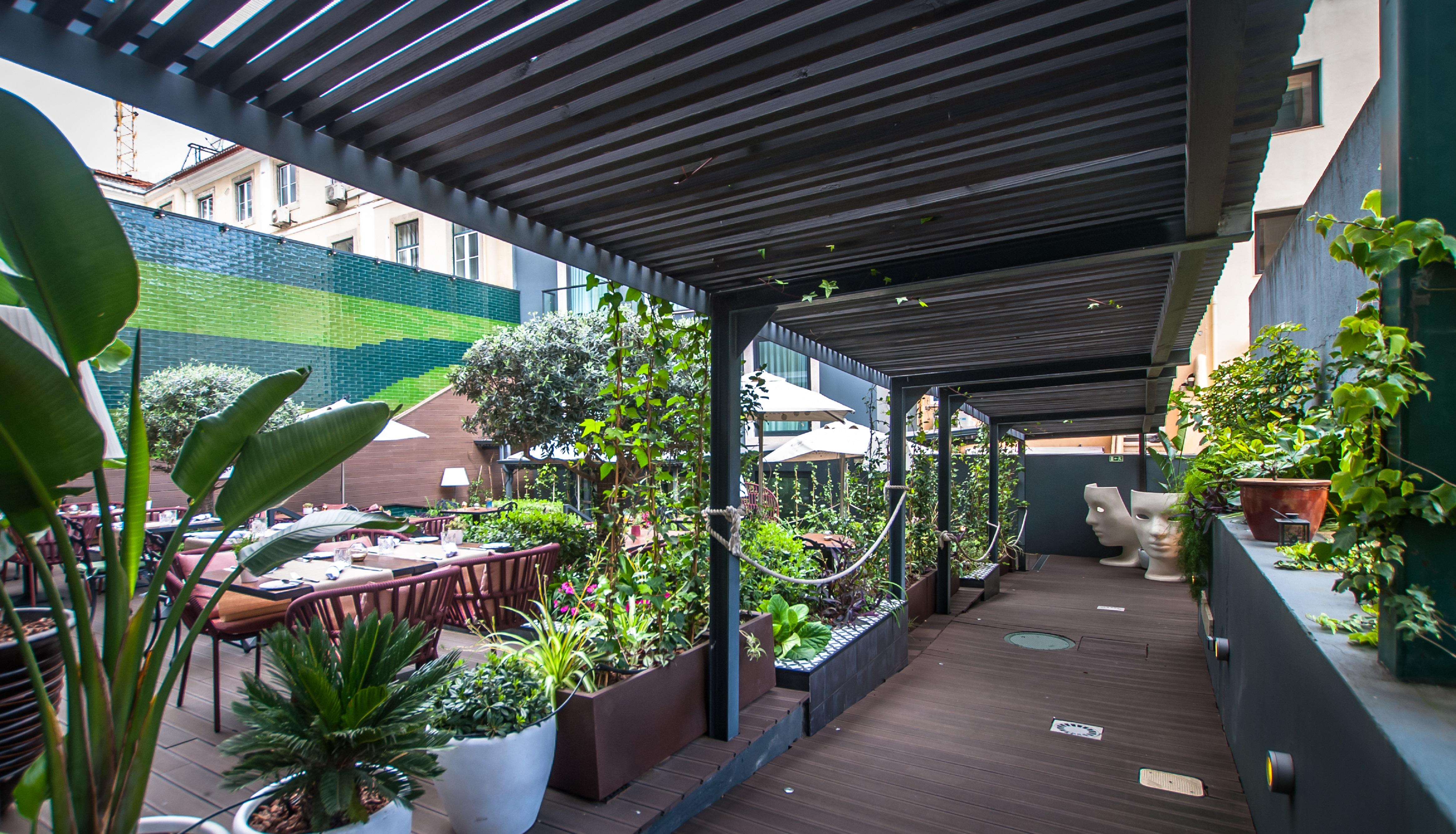 138 Liberdade Hotel ลิสบอน ภายนอก รูปภาพ The rooftop garden at the hotel