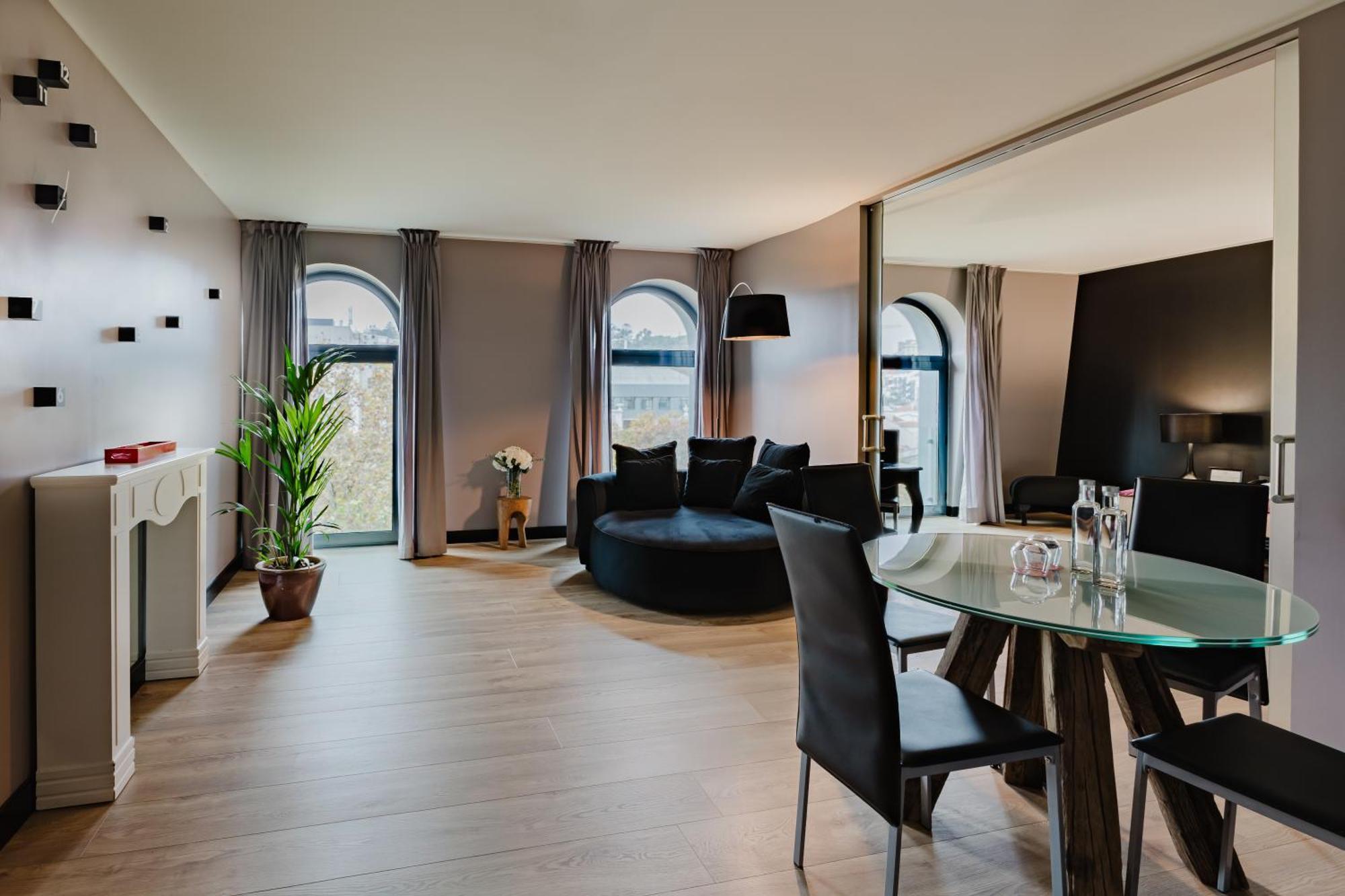138 Liberdade Hotel ลิสบอน ภายนอก รูปภาพ The interior of a suite at the hotel