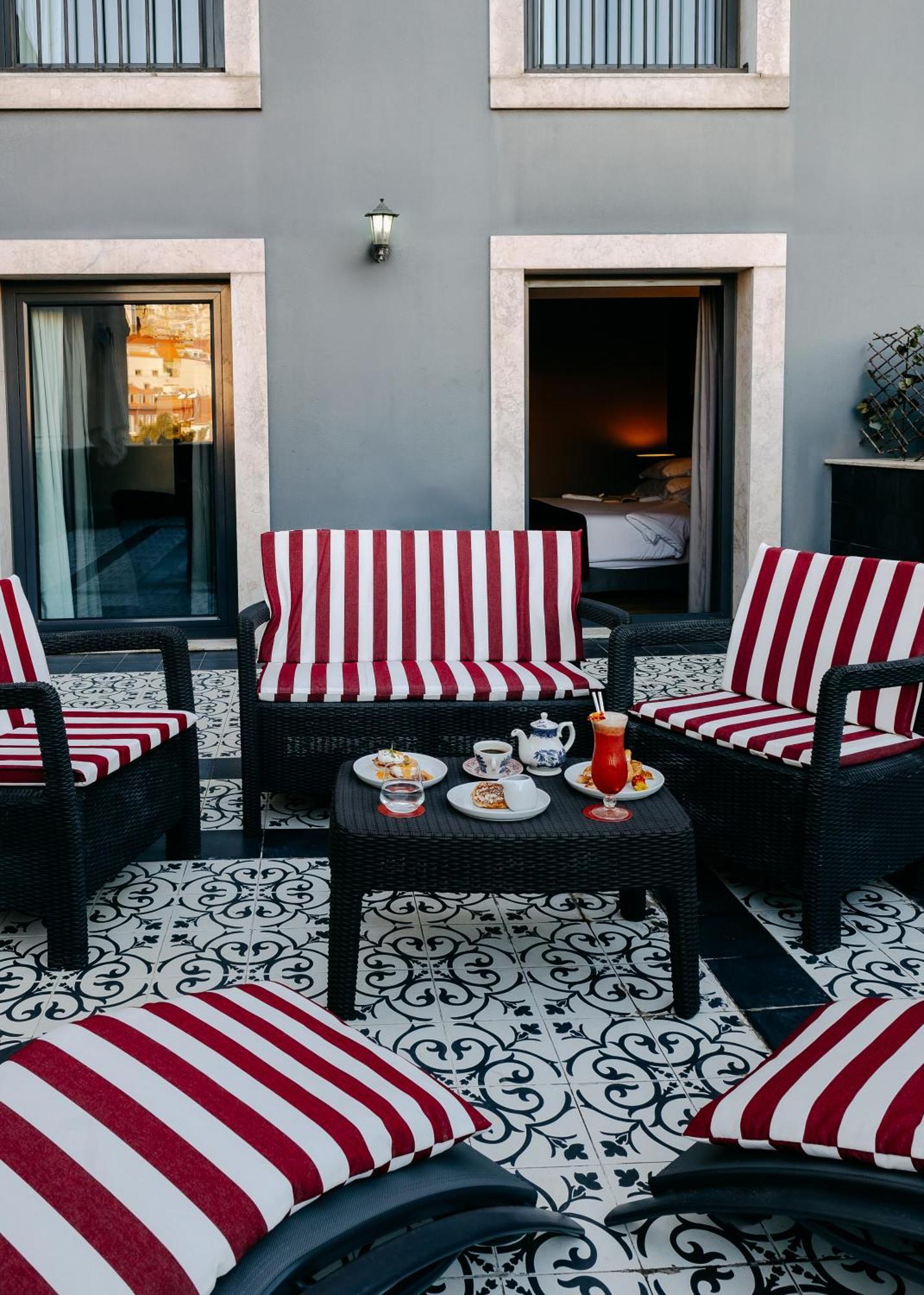 138 Liberdade Hotel ลิสบอน ภายนอก รูปภาพ A typical patio at the hotel