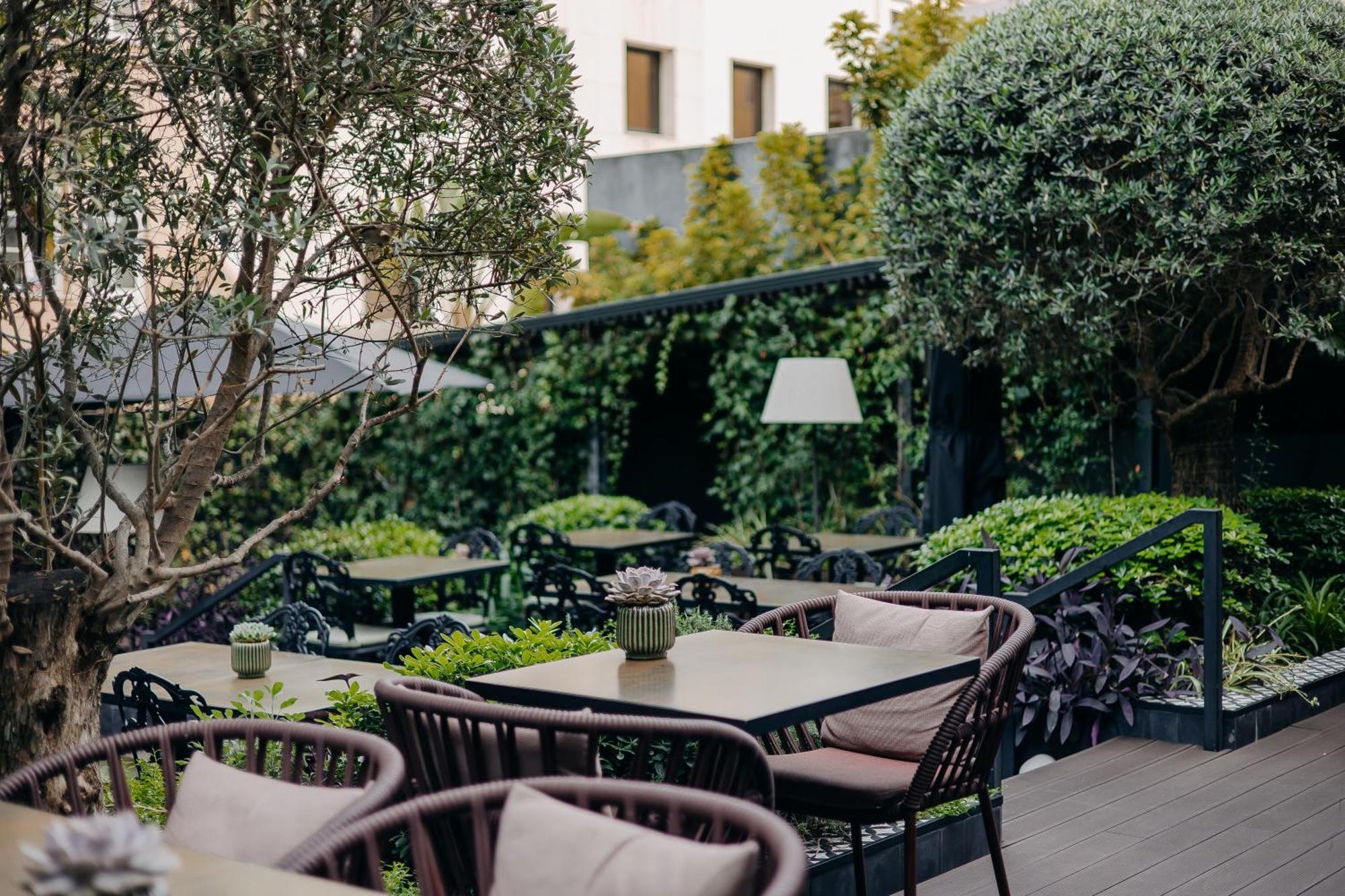 138 Liberdade Hotel ลิสบอน ภายนอก รูปภาพ The garden of the hotel