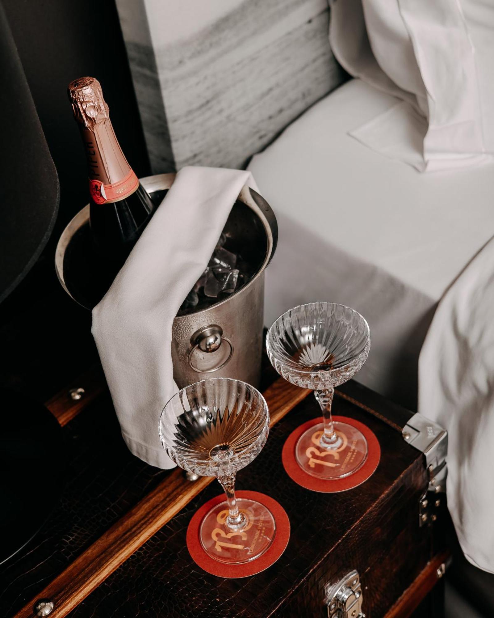 138 Liberdade Hotel ลิสบอน ภายนอก รูปภาพ Champagne in a cooler