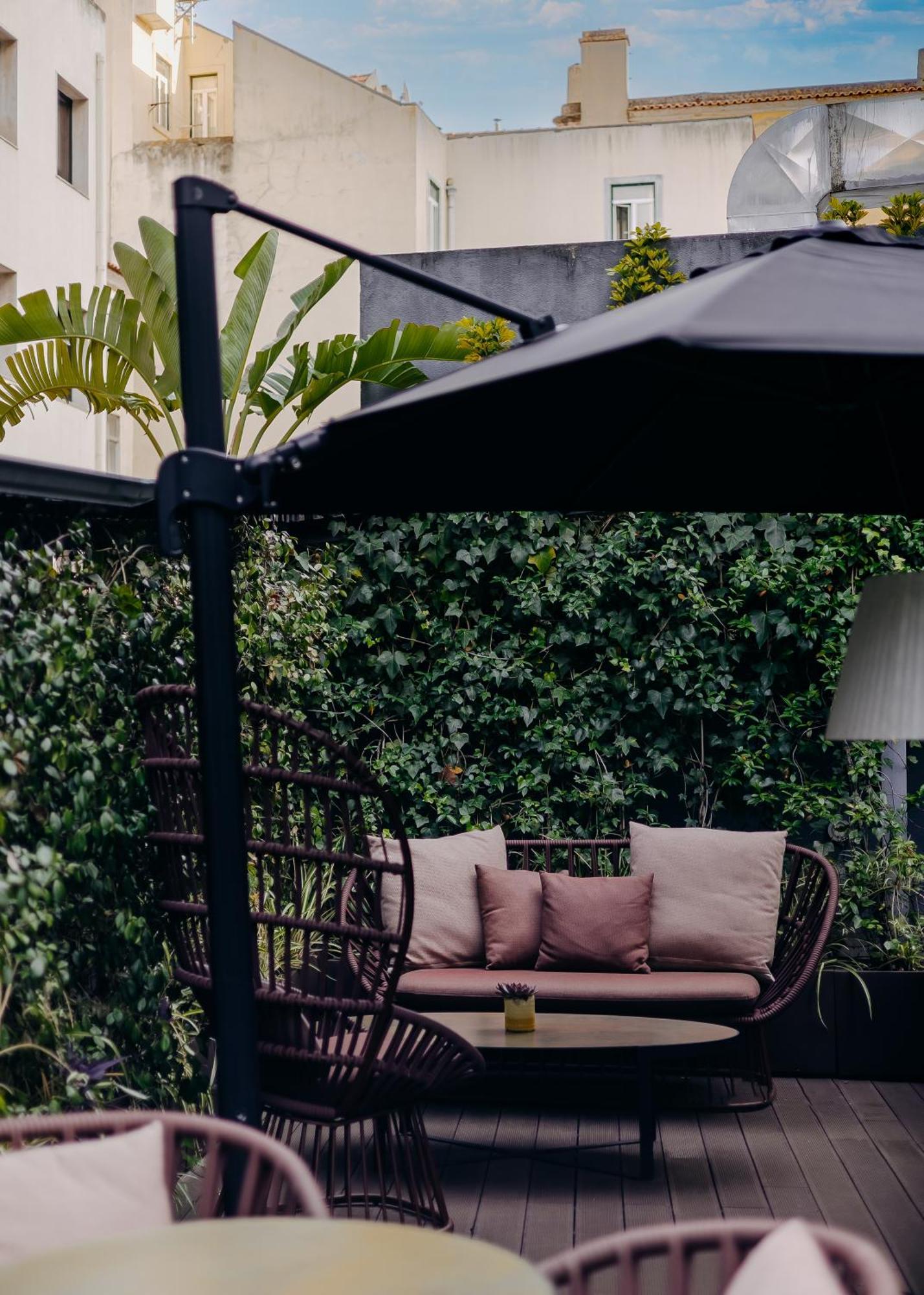 138 Liberdade Hotel ลิสบอน ภายนอก รูปภาพ The garden of the hotel