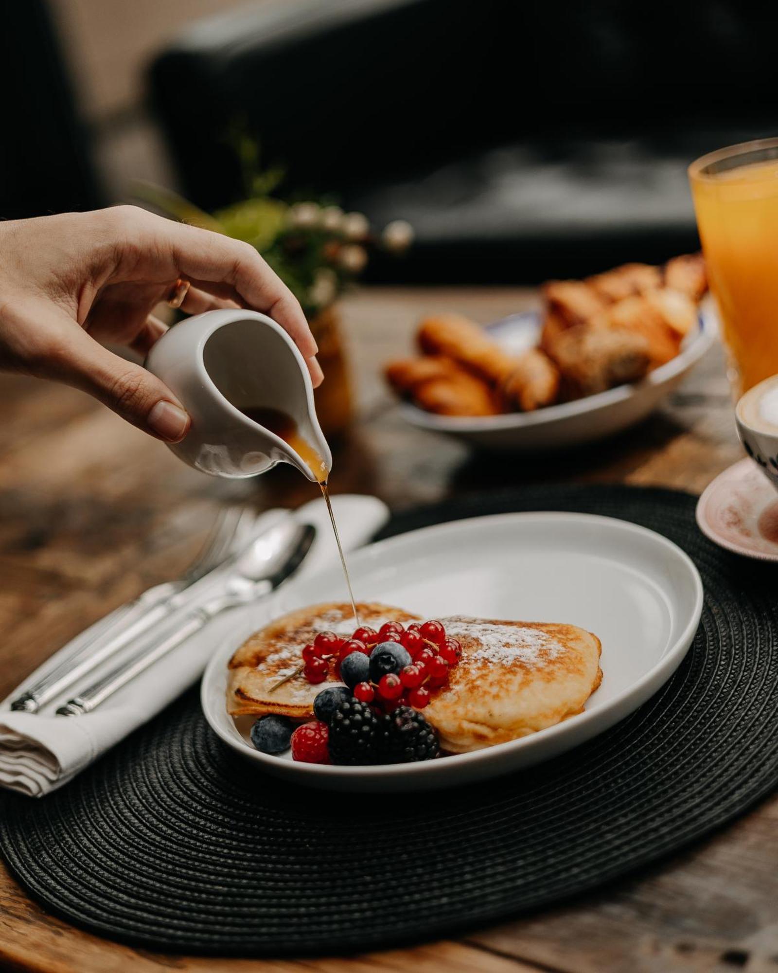138 Liberdade Hotel ลิสบอน ภายนอก รูปภาพ Maple syrup being poured onto French toast